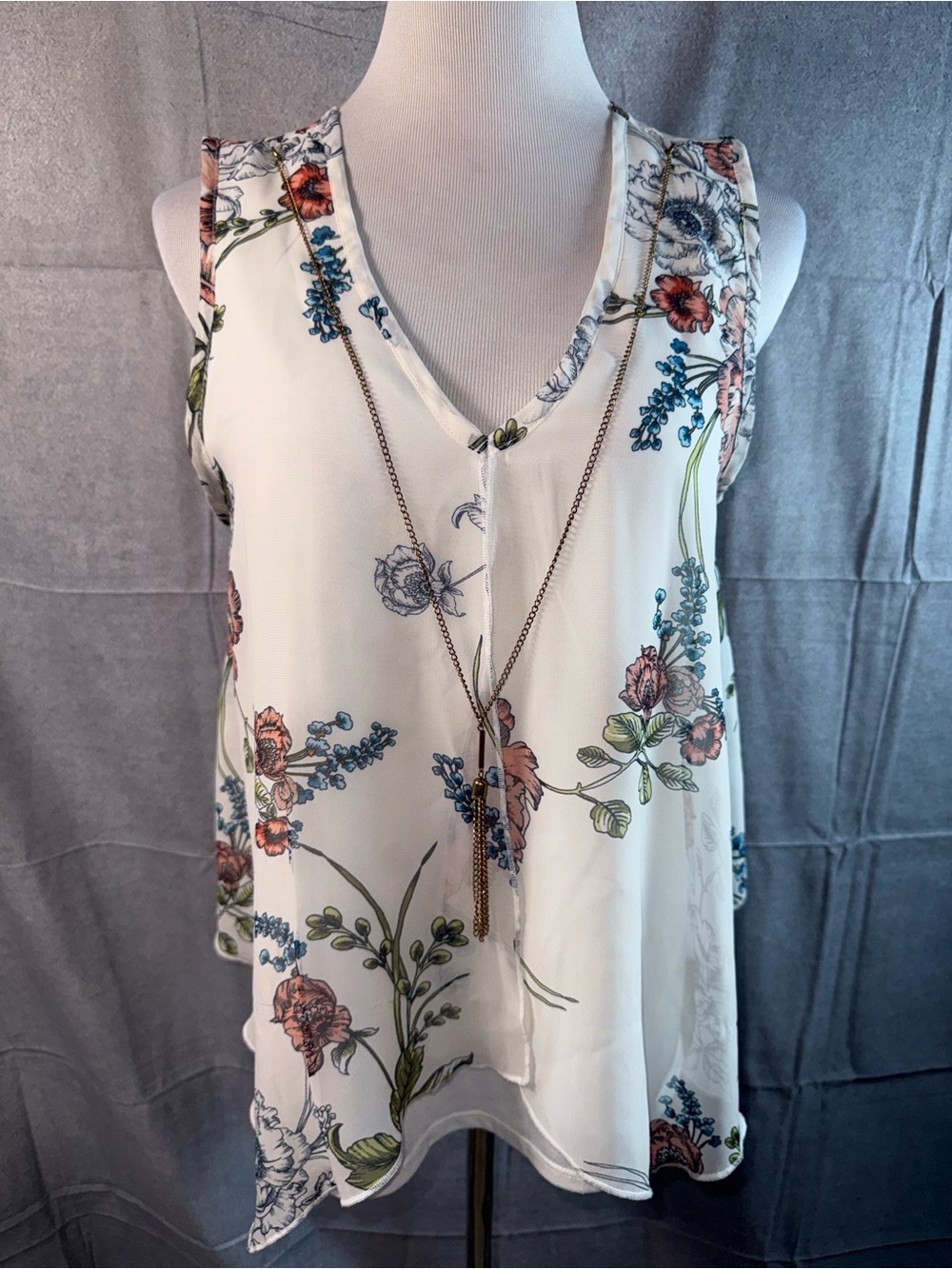 1206-Signature Studio White Floral V-Neck Sleeveless Camisole